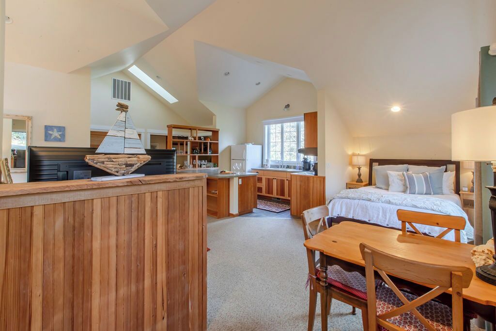 Une pièce confortable et compacte, dotée d’une kitchenette, d’un coin repas et d’un lit.
