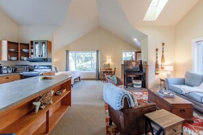 Smart TV - Haystack Luxury - Private Studio for Monthly Stays, Near Chapman Point, Deck + BBQ (Cannon Beach)