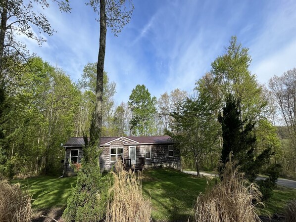 Unclassified image, 1 of 57, button - Buck Run Cottage in the heart of Hocking Hills with Wi-Fi & Spectrum TV. (Logan)