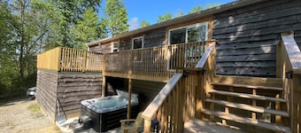 Buck Run Cottage in the heart of Hocking Hills with Wi-Fi & Spectrum TV.