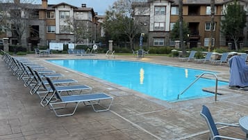 Alberca al aire libre y alberca climatizada