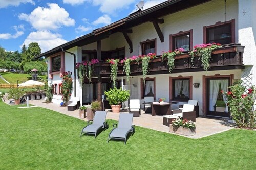 Nature & wellness: sauna, pool, mountain scenery & fenced garden!