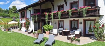 Nature & wellness: sauna, pool, mountain scenery & fenced garden!