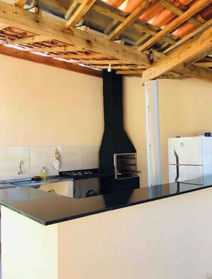 Réfrigérateur, surface de cuisson, cafetière-théière, grille-pain