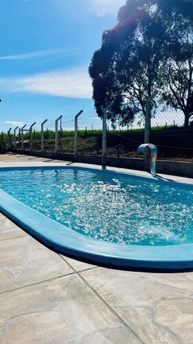 Country house with swimming pool, on a property near Unesp.