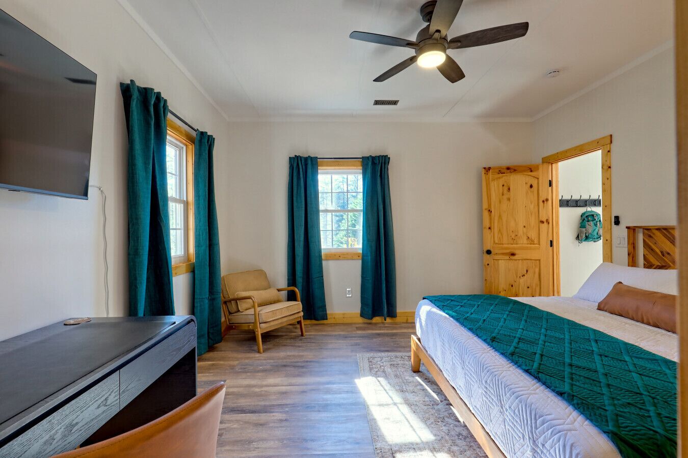 Desk, WiFi, bed sheets