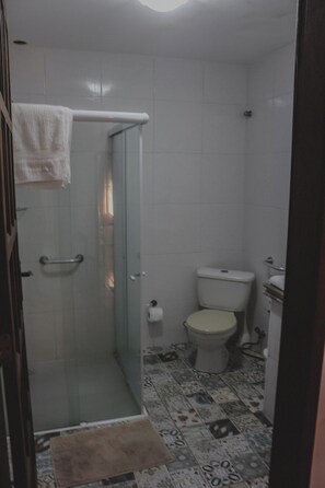 Regadera, toallas, jabón, papel de baño 