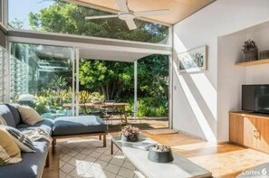 Unclassified image, 4 of 14, button