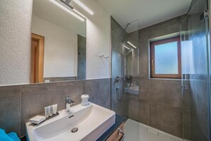 Shower, hair dryer, towels - Appartements Andrea Cäciel: Apartment with a view of the mountains (Kitzbühel)