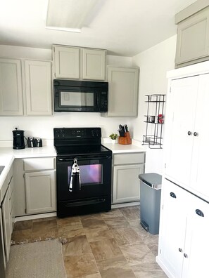 Private kitchen - Cozy Coeur d’Alene Vacation Home, Close to Lake & Downtown (Coeur d'Alene)