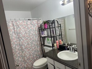 Shower, towels, soap, toilet paper - Cozy Coeur d’Alene Vacation Home, Close to Lake & Downtown (Coeur d'Alene)