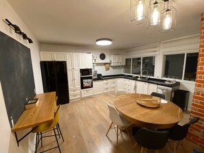 Mikrovågsugn, ugn, spishäll och diskmaskin