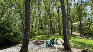 Property grounds - Frontier Cabin in the heart of Hocking Hills with Wi-Fi & Spectrum TV. (Logan)