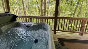 Outdoor spa tub - Frontier Cabin in the heart of Hocking Hills with Wi-Fi & Spectrum TV. (Logan)