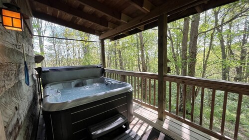 Frontier Cabin in the heart of Hocking Hills with Wi-Fi & Spectrum TV.