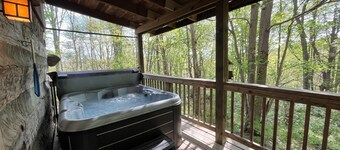 Frontier Cabin in the heart of Hocking Hills with Wi-Fi & Spectrum TV.