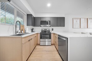 Microwave, oven, stovetop, dishwasher - The Arcadia Lite Hideaway Apartment (Phoenix)