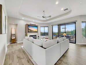 Smart TV, fireplace - Fountain Hills Stunner! Views, Heated Pool and Spa! (Fountain Hills)