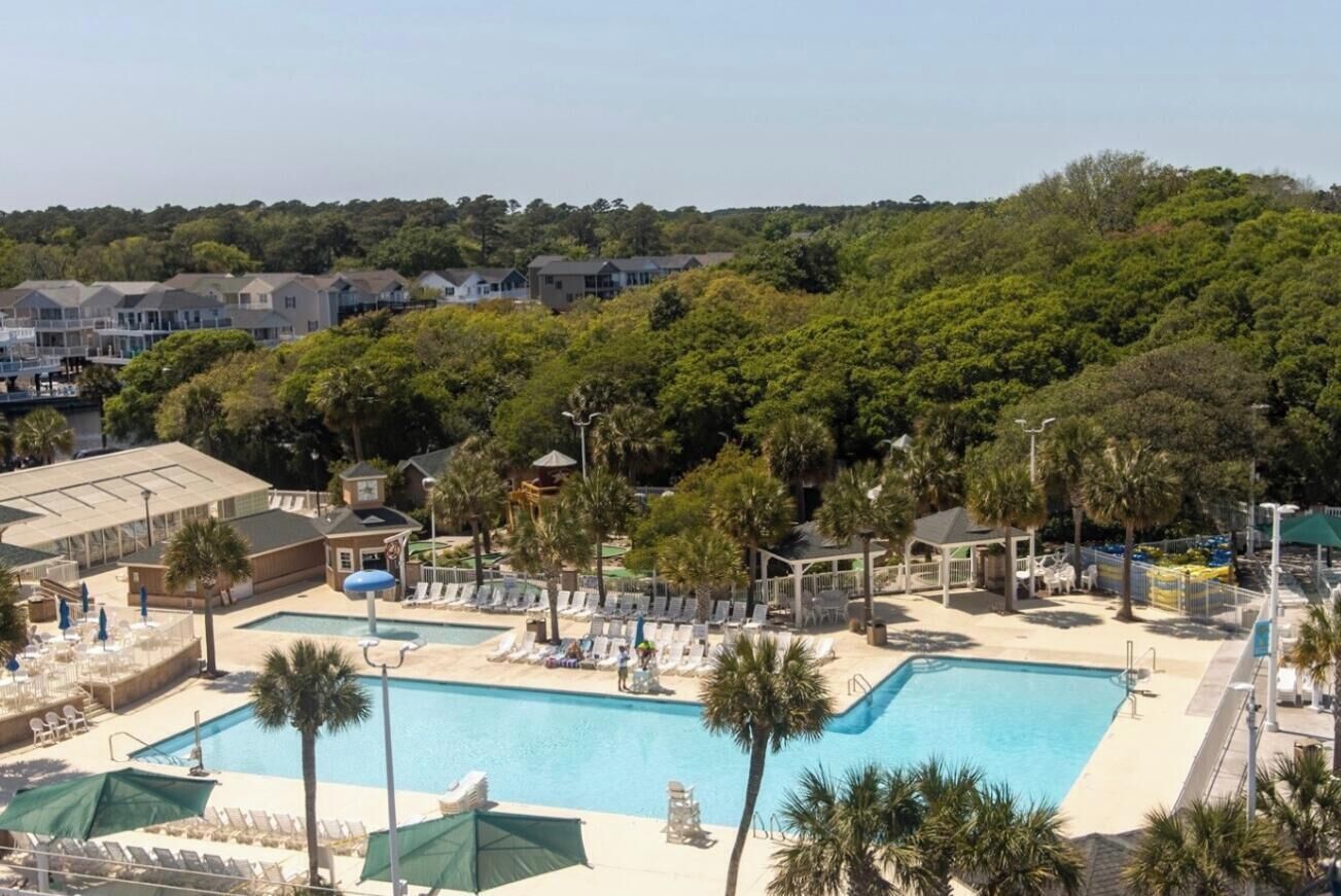 Alberca techada y alberca al aire libre