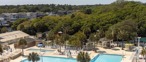 Alberca techada y alberca al aire libre