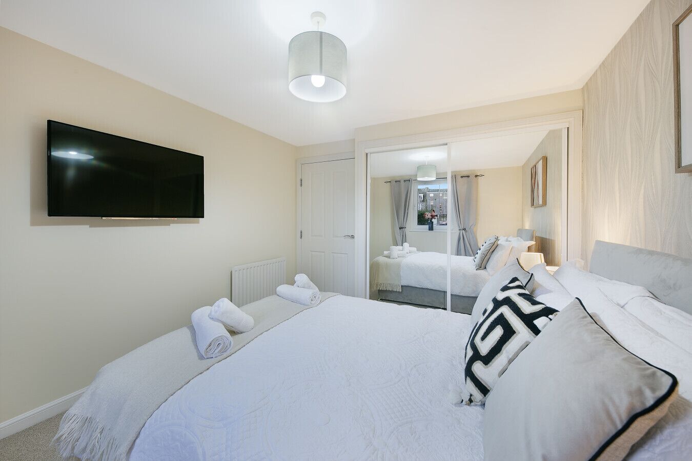 2 bedrooms, desk, iron/ironing board, WiFi