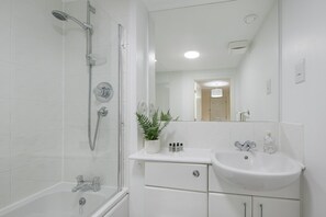 Hair dryer, towels - Virginia Street Lodge - Grampian Lettings (Aberdeen)