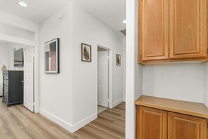 Interior - Nectar Nest, Video Tour, Pool, Spa, Fire Pit Arcade Game Room, King Master Suite (Hemet)