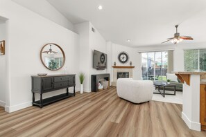 Smart TV, video games, foosball - Nectar Nest, Video Tour, Pool, Spa, Fire Pit Arcade Game Room, King Master Suite (Hemet)