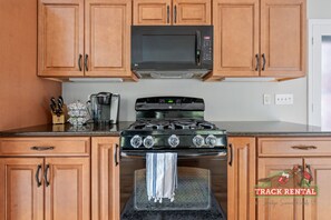Fridge, microwave, oven, stovetop - Comfortable Saratoga Getaway Near Downtown & Track (Saratoga Springs)