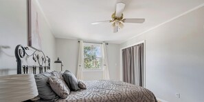 3 bedrooms, iron/ironing board, travel cot, WiFi - Comfortable Saratoga Getaway Near Downtown & Track (Saratoga Springs)