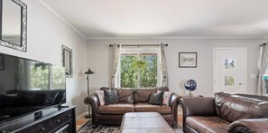 Smart TV, fireplace, books - Comfortable Saratoga Getaway Near Downtown & Track (Saratoga Springs)