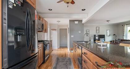 Comfortable Saratoga Getaway Near Downtown & Track