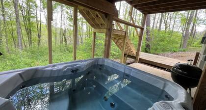 White Oak Cabin in the heart of Hocking Hills with Wi-Fi & Spectrum TV.