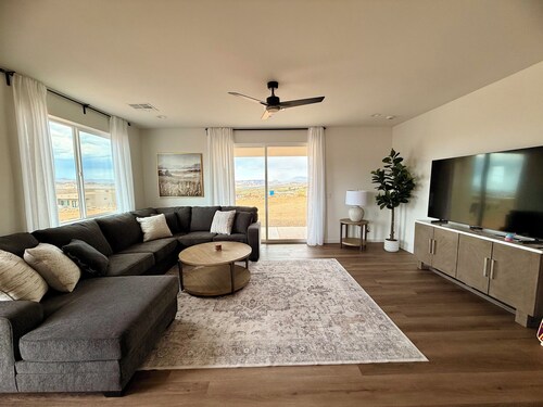 Sandy Bay Retreat @ Lake Powell-w/Games, Fire Pit & Stunning Desert Views