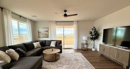 Sandy Bay Retreat @ Lake Powell-w/Games, Fire Pit & Stunning Desert Views