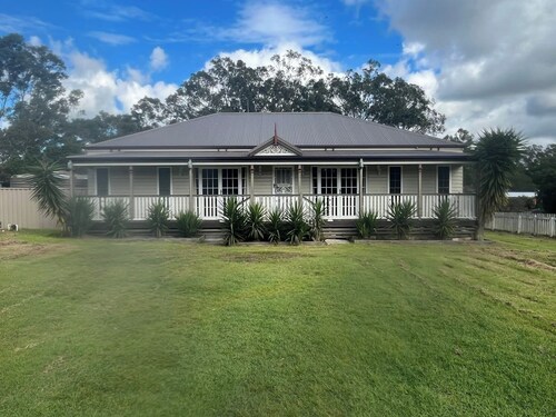 Cosy country cottage in Coominya.
Walking distance to Brisbane Valley Rail Trail