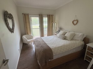 3 bedrooms, iron/ironing board, WiFi, bed sheets