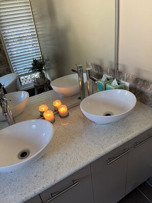 Unclassified image, 3 of 25, button