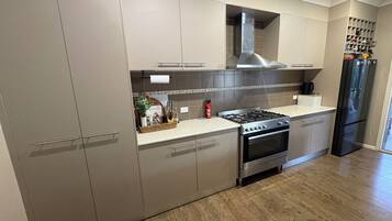 Micro-ondes, four, plaque de cuisson, lave-vaisselle