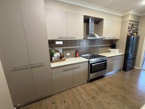 Micro-ondes, four, plaque de cuisson, lave-vaisselle