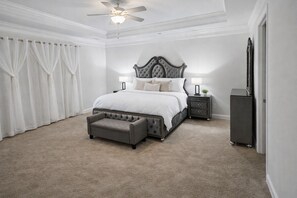 5 Schlafzimmer, Schreibtisch, Bügeleisen/Bügelbrett, Reisekinderbett