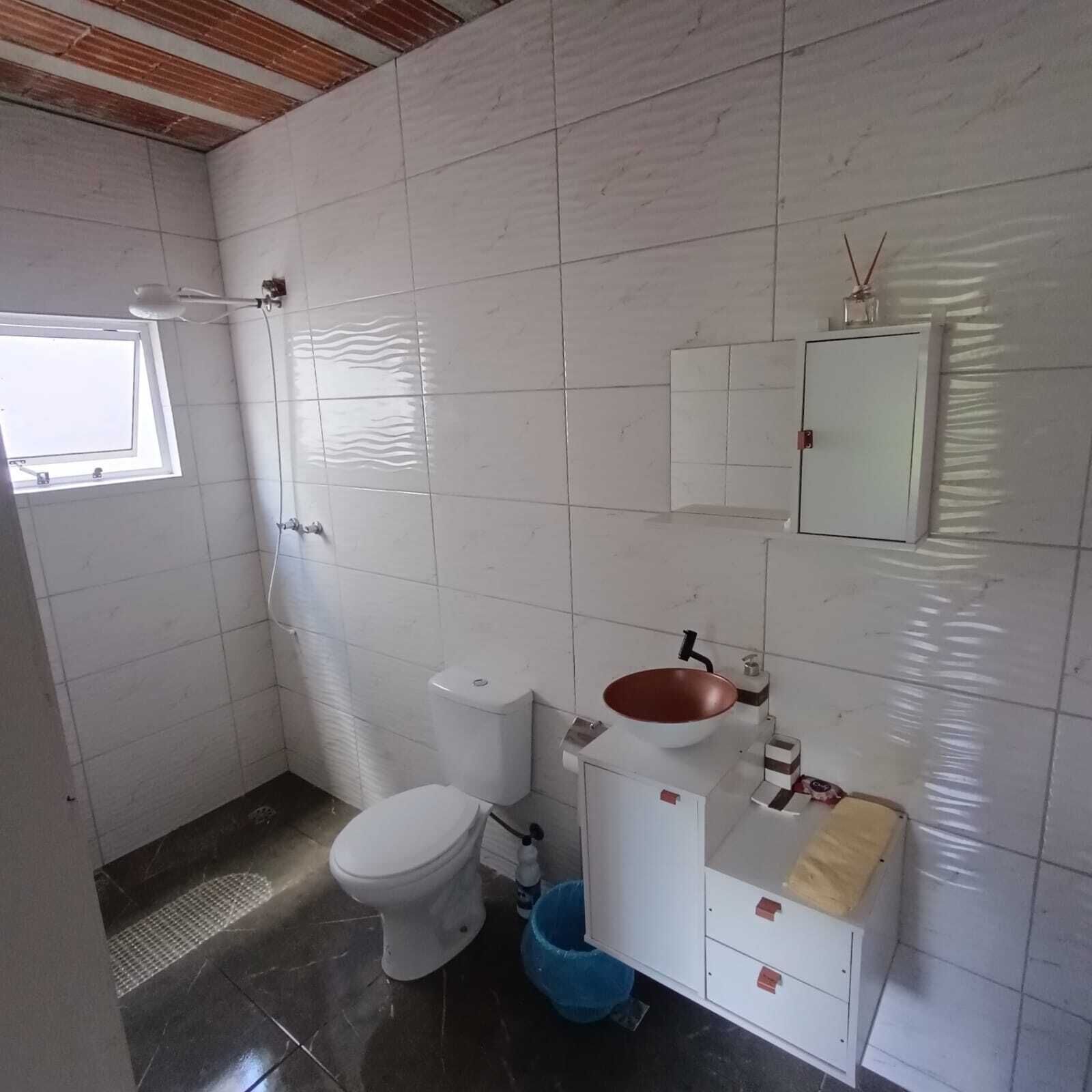 Serviettes fournies, papier toilette