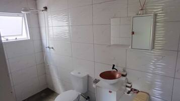 Serviettes fournies, papier toilette