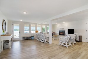 Unclassified image, 4 of 35, button - Luxe Magician Lake Family Retreat (Dowagiac)