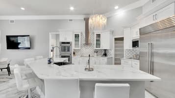 House (5 Bedrooms) | Interior