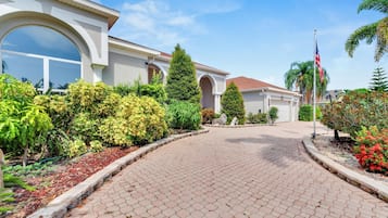 House (5 Bedrooms) | Interior