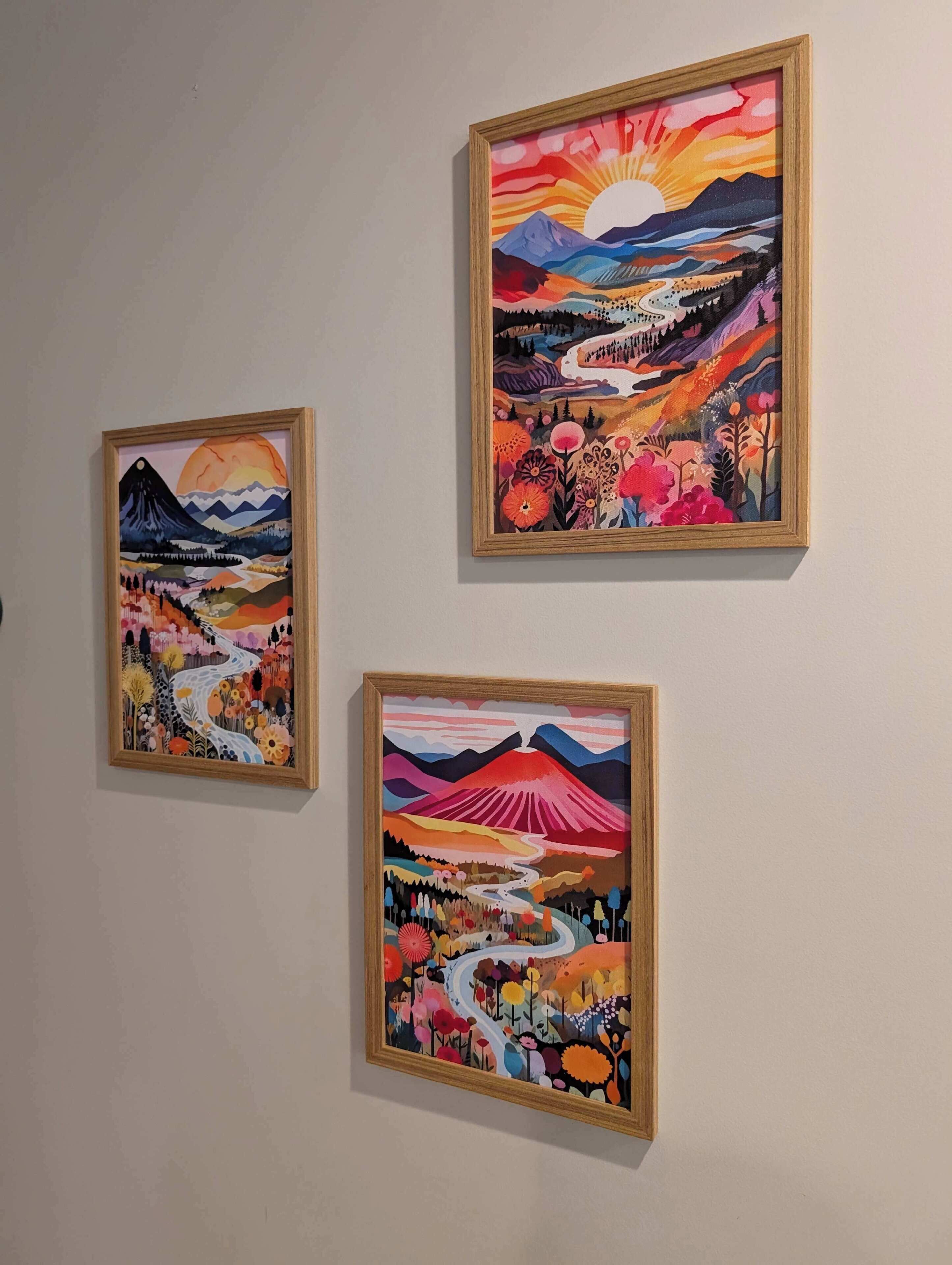 Tres obras de arte enmarcadas sobre una pared.