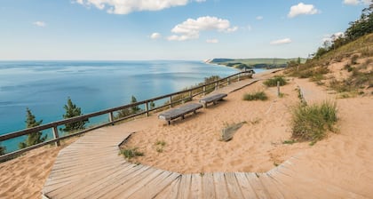 Beautiful Bay View Couples Retreat at The Shores 5586