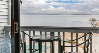 Beautiful Bay View Couples Retreat at The Shores 5586