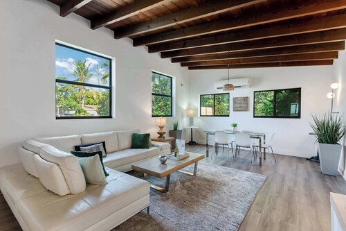 Hidden Bungalow- Peaceful Retreat, BBQ and hot tub